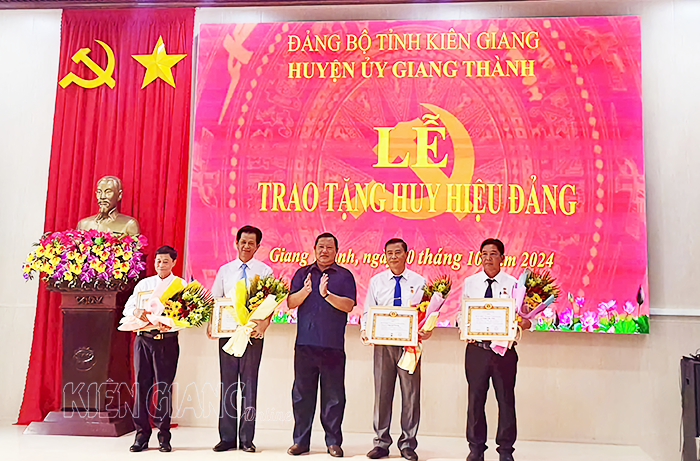 Giang Thành trao Huy hiệu Đảng cho 4 đảng viên